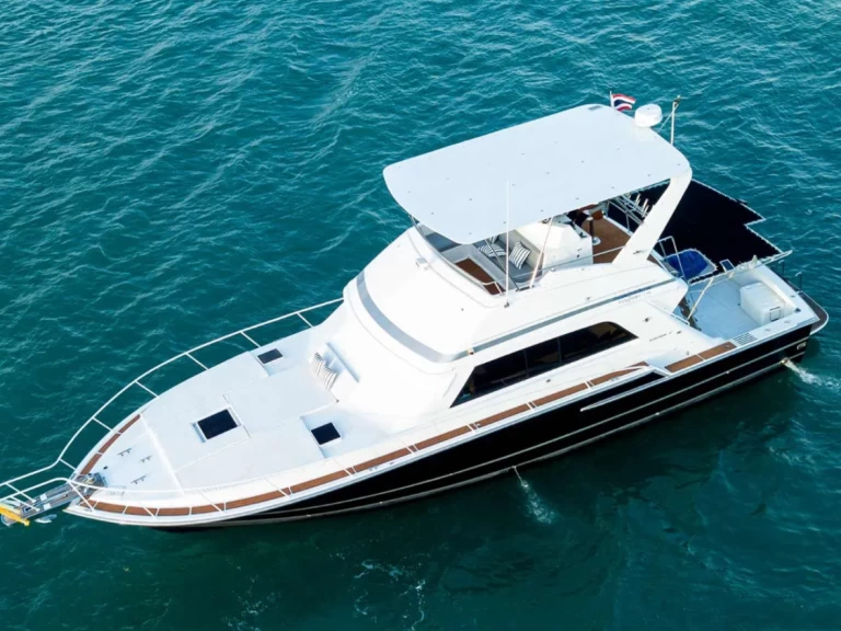 Hire Luxury Yacht Bertram with a boat licence
