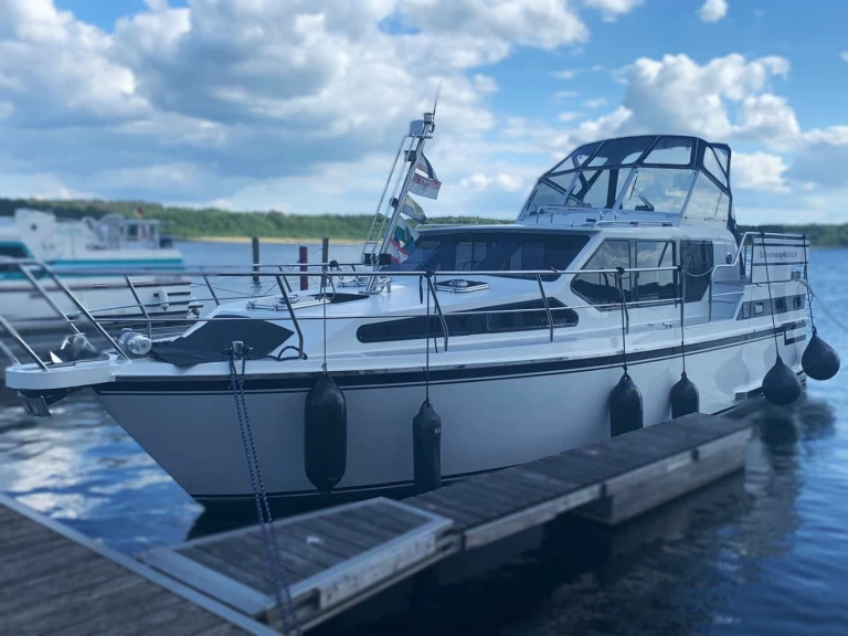 Hire Canal boat MY with a boat licence