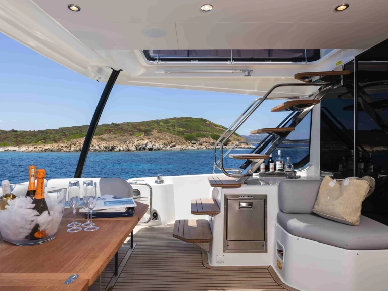 Yacht hire Cugnana Verde cheap Prestige M48