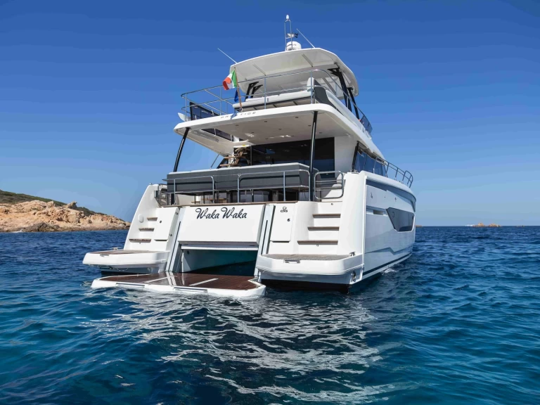 Charter a Prestige Prestige M48 in Cugnana Verde on Samboat