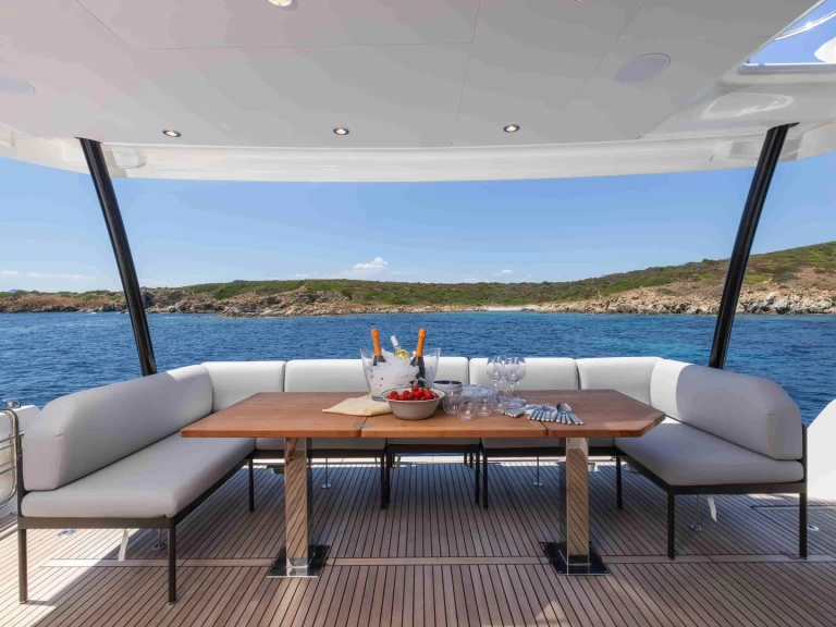 Hire Motorboat Prestige with a boat licence