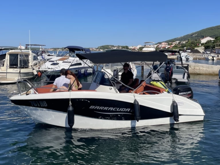 Hire Motorboat Barracuda with a boat licence