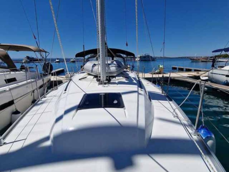 Sailboat hire in Pula - Bavaria Cruiser 37