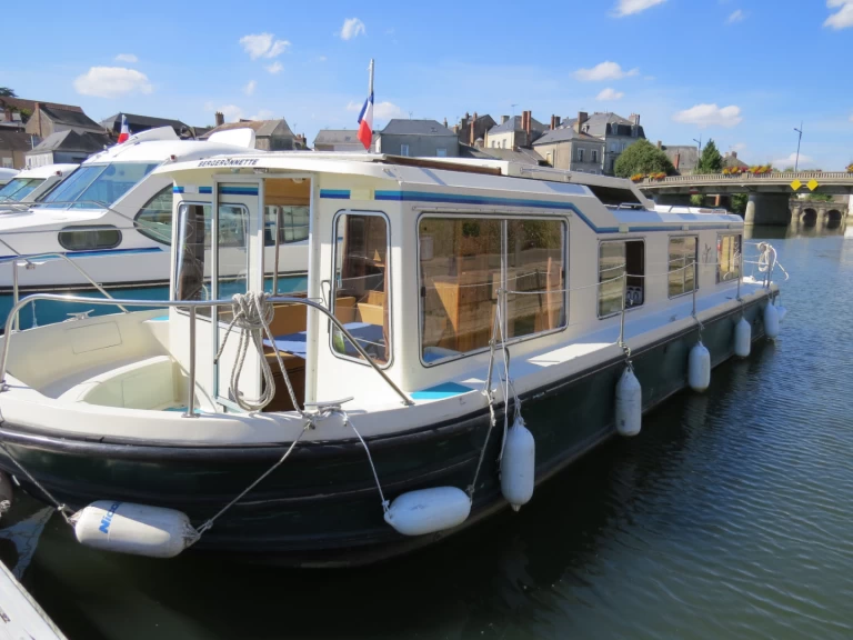 Charter a Jeanneau Classic Family 4-8 p. in Sablé-sur-Sarthe on Samboat