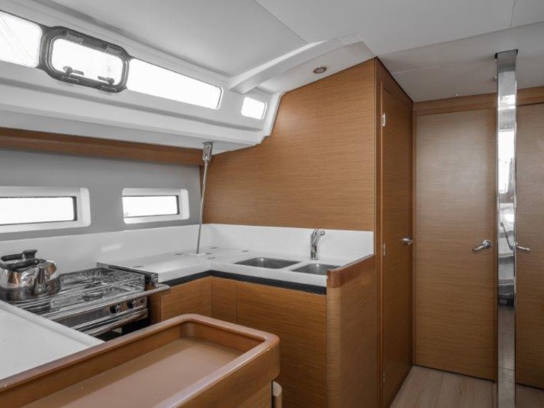 Charter a Jeanneau Sun Odyssey 440 in Piso Livadi on Samboat