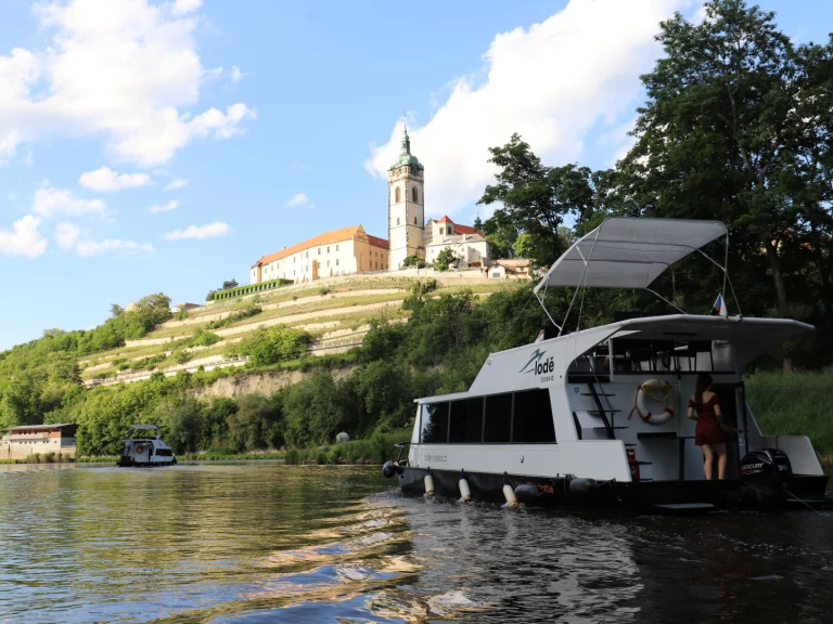 Yacht hire Mělník cheap YB35