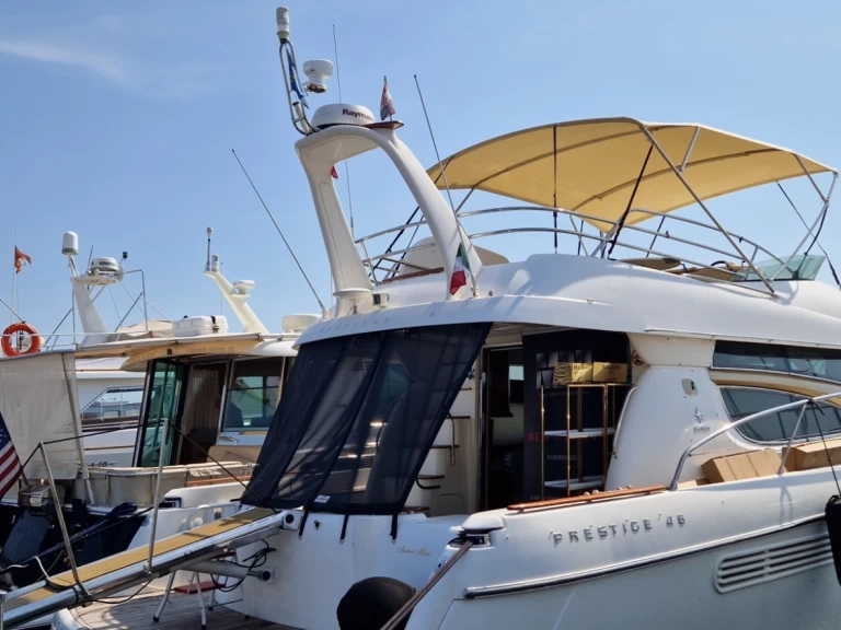 Hire Motorboat with or without skipper Jeanneau Umag
