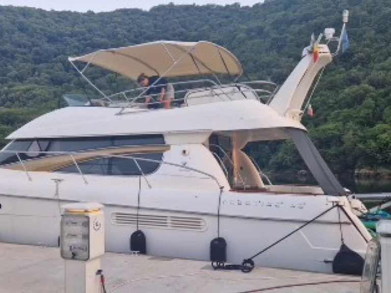 Hire Motorboat Jeanneau with a boat licence