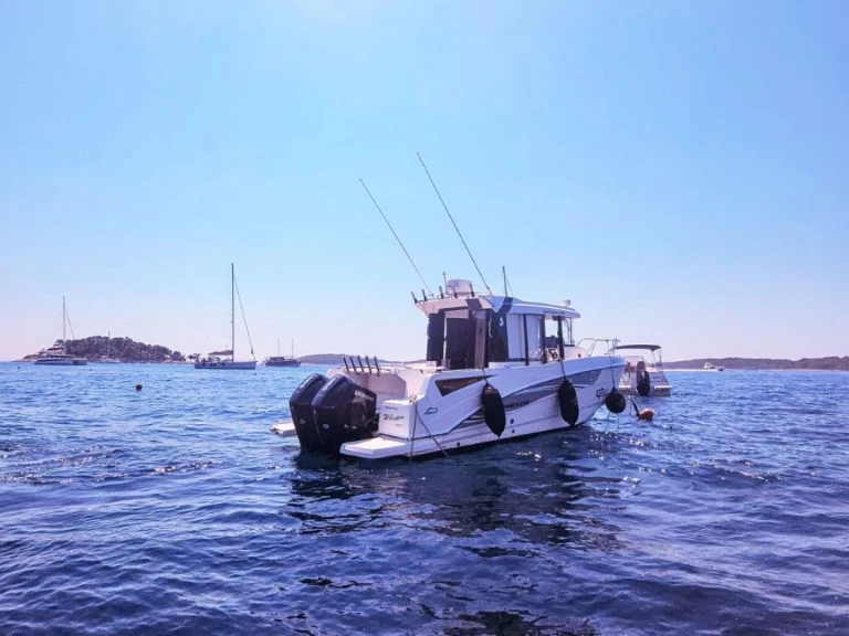 Hire Motorboat Bénéteau with a boat licence