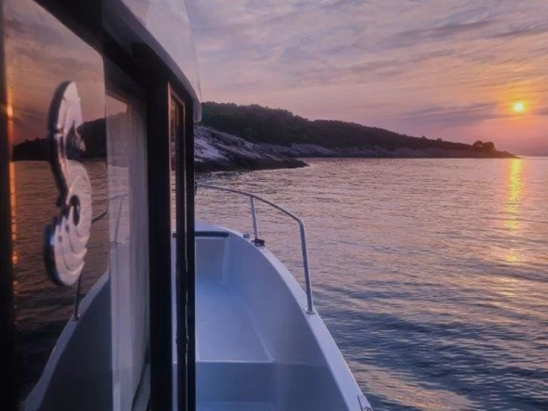 Hire Motorboat Bénéteau with a boat licence