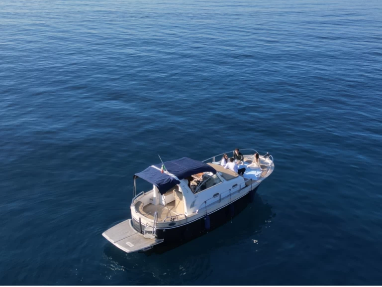 Yacht hire Sorrento cheap 9,5 cabin