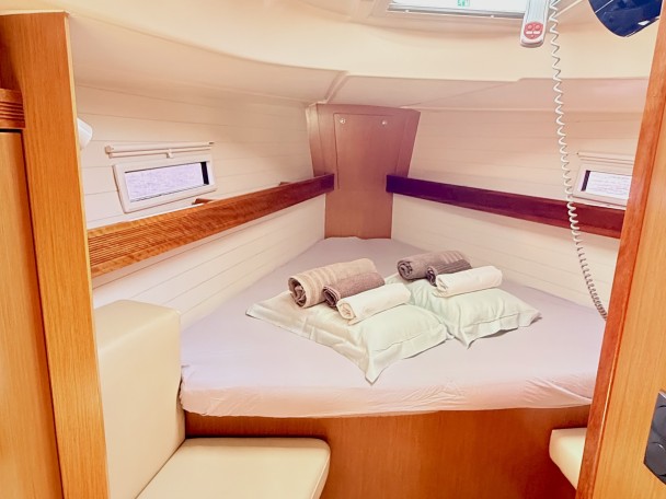 Charter a Bavaria Bavaria 40 Cruiser in Kavála on Samboat