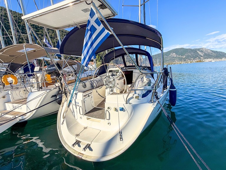 Charter a Bavaria Cruiser 32 in Vlycho on Samboat