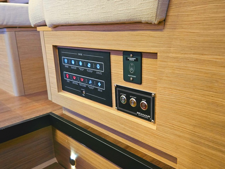 Hire Catamaran Lagoon with a boat licence