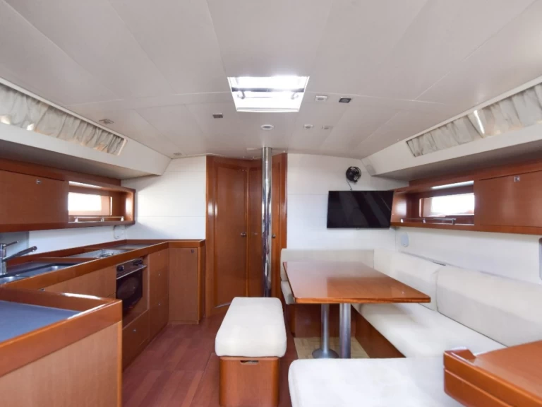 Hire a Bénéteau Oceanis 45 Pálairos