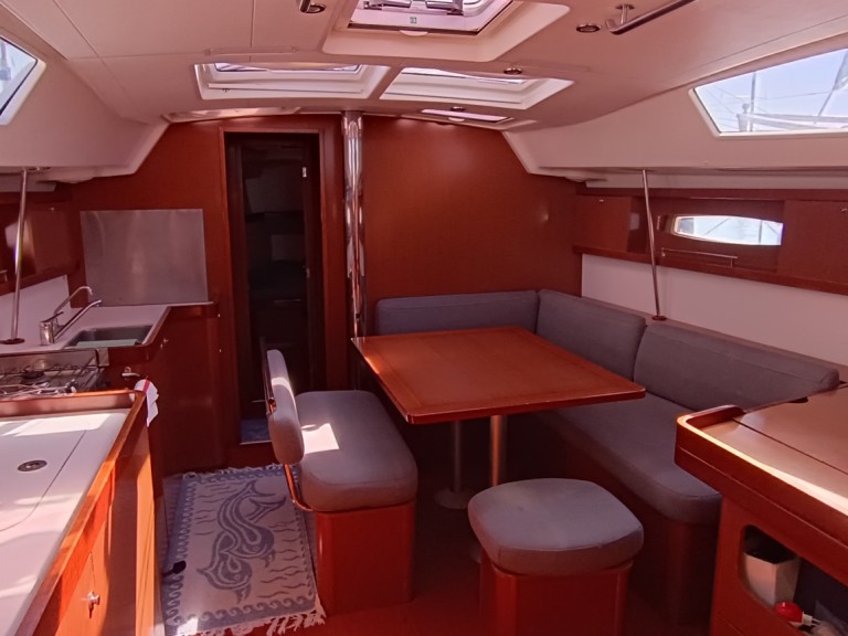 Hire Sailboat with or without skipper Bénéteau Bari