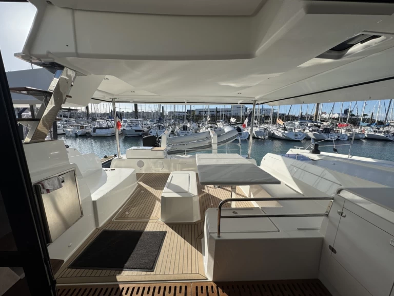 Hire Catamaran Fountaine Pajot with a boat licence