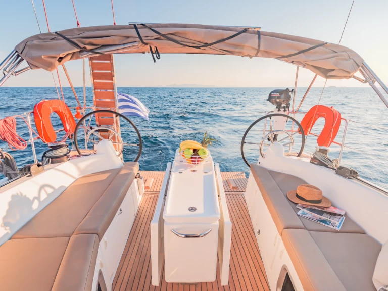 Sailboat hire in Lávrio - Jeanneau Sun Odyssey 410