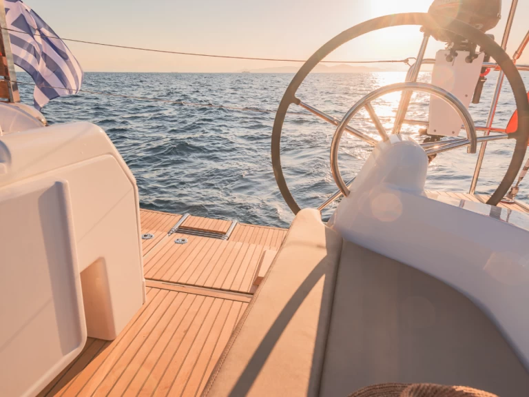 Charter a Jeanneau Sun Odyssey 410 in Lávrio on Samboat