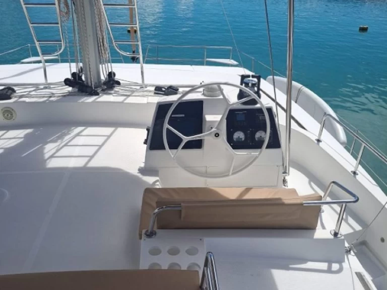 Yacht hire Praslin Island cheap Bali 4.8