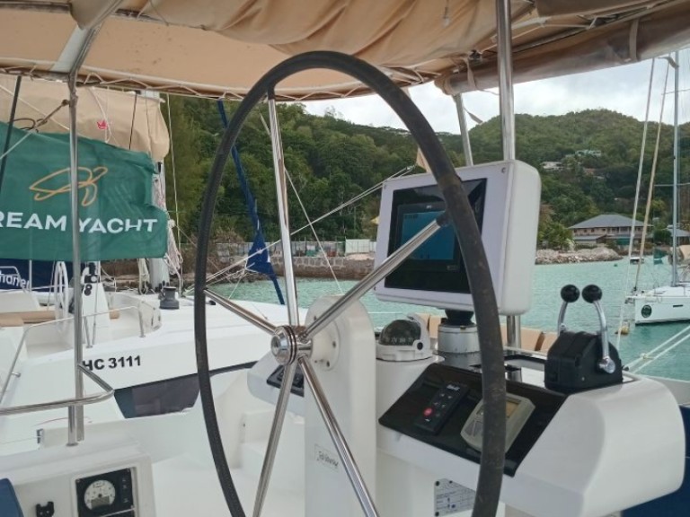 Hire Catamaran Lagoon with a boat licence