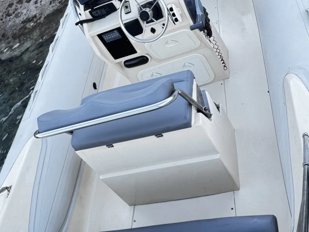 Yacht charter Agía Kiriakí - Victor Victor 7.4M on SamBoat