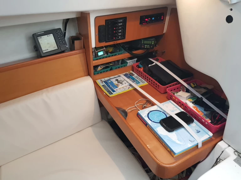 Yacht hire Bandol cheap First 25.7