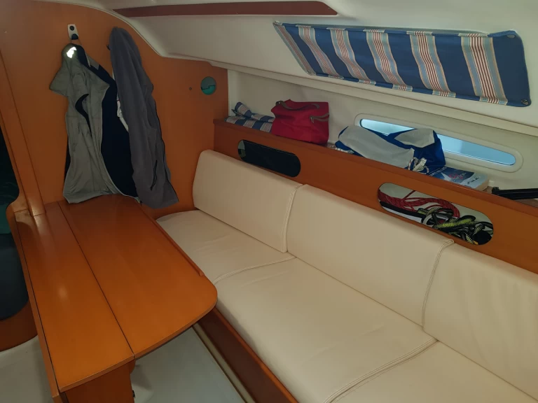 Sailboat hire in Bandol - Bénéteau First 25.7