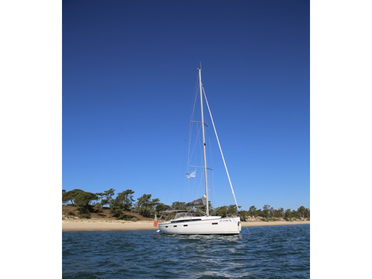 Hire a Bavaria Bavaria 41 Cruiser Style Belém