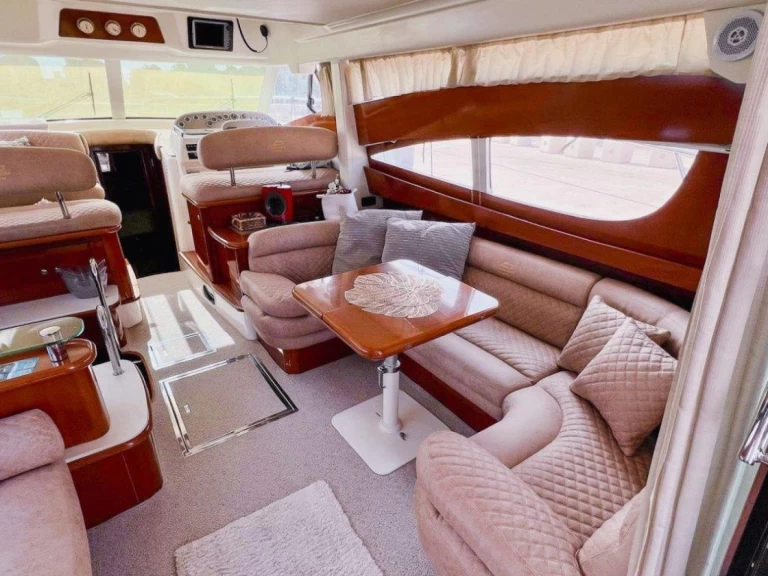 Motorboat to hire Bol at the best price