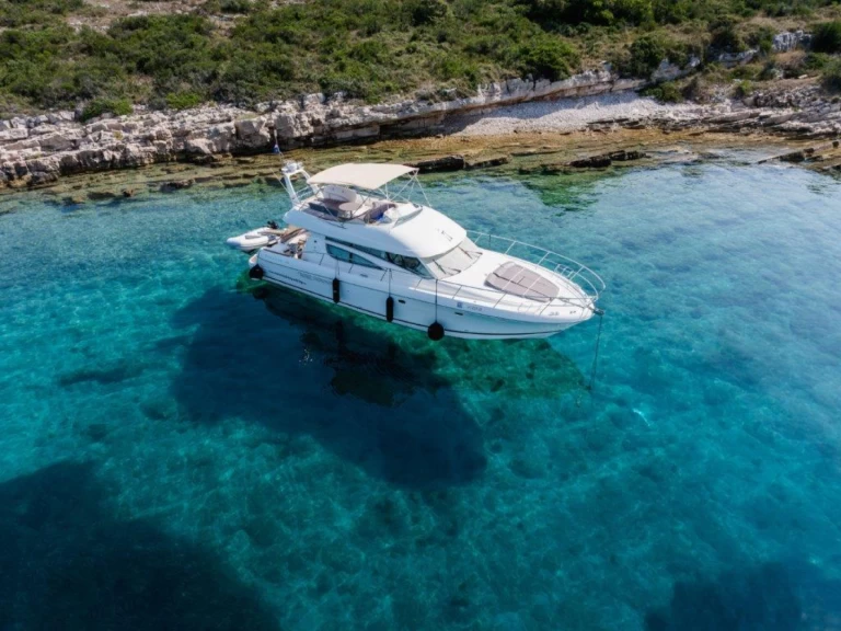 Hire Motorboat Jeanneau with a boat licence