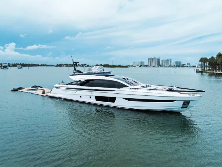 Hire Luxury Yacht with or without skipper Azimut Miami