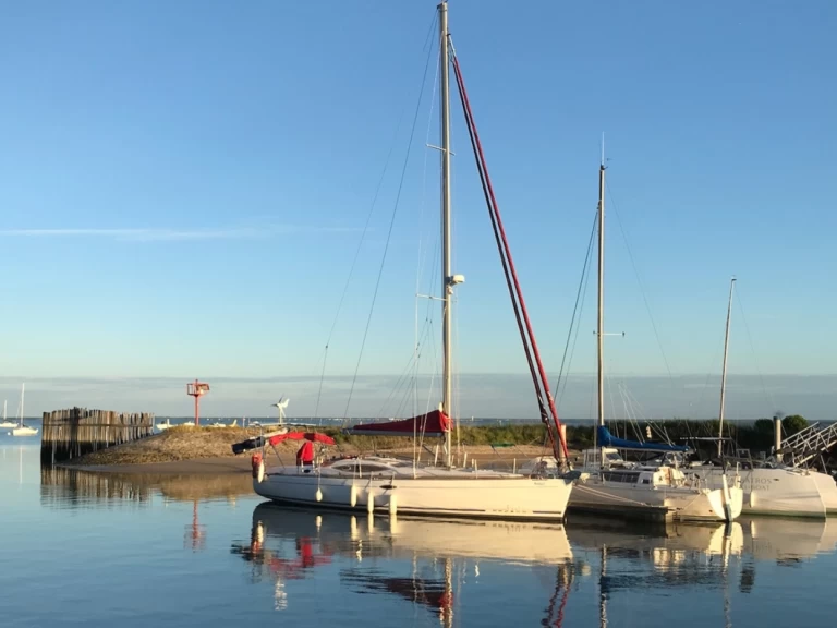 Alliaura-Marine FEELING 44 DI charter bareboat or skippered in  Quiberon