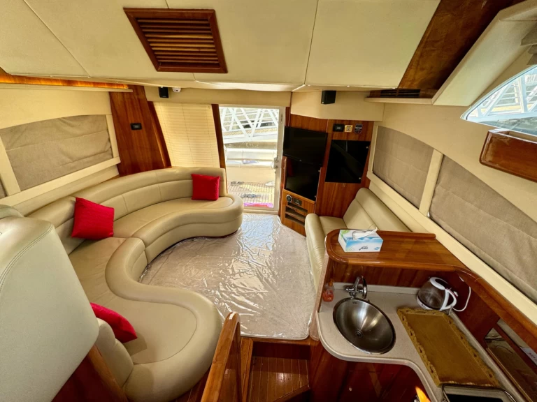 Charter a Gulf Craft - Majesty Yachts 45 in Dubai Marina on Samboat