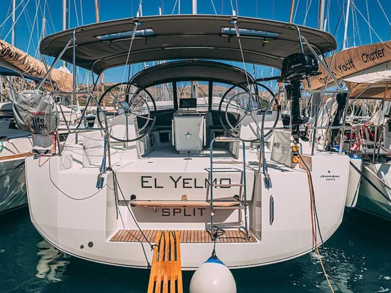Sailboat to hire Le Marin at the best price