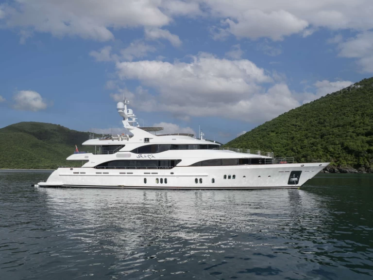 Hire Luxury Yacht Benetti with a boat licence