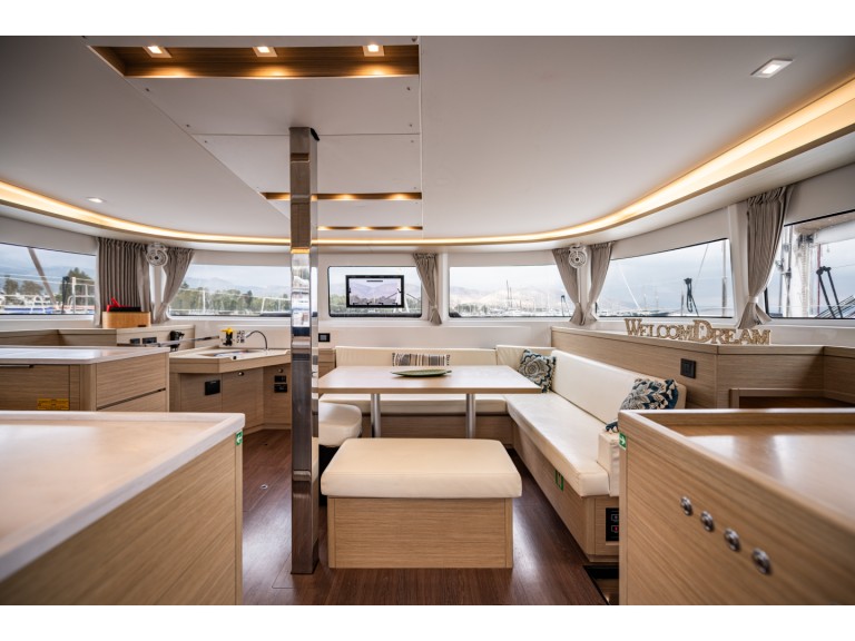 Yacht hire Lefkáda cheap Lagoon 46