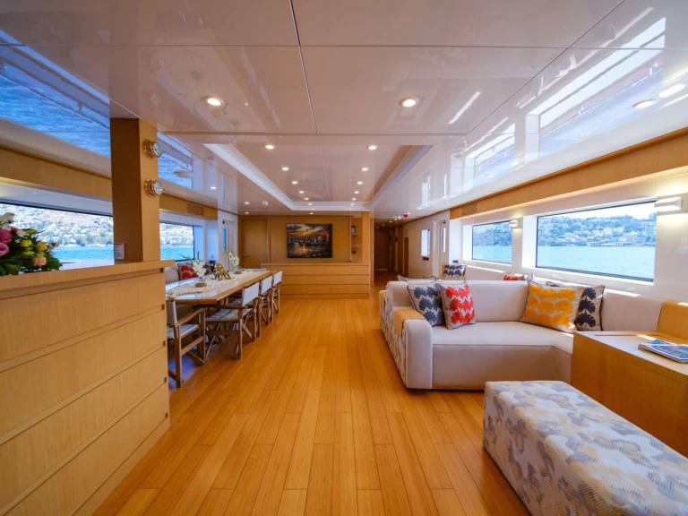 Hire Luxury Yacht Custom with a boat licence