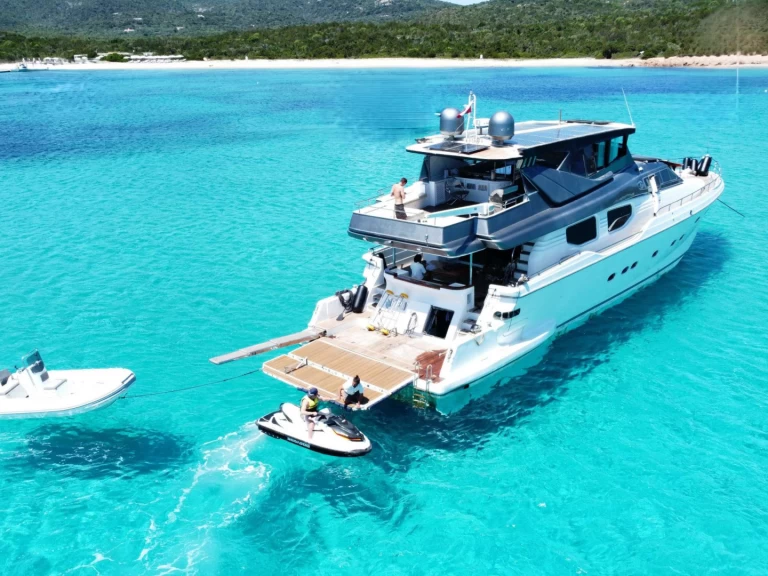 Luxury Yacht to hire Cannigione at the best price