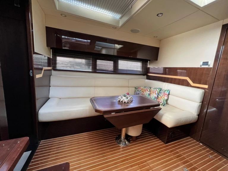 Charter a Galeon Galeon 385 HTS in Seget Donji on Samboat