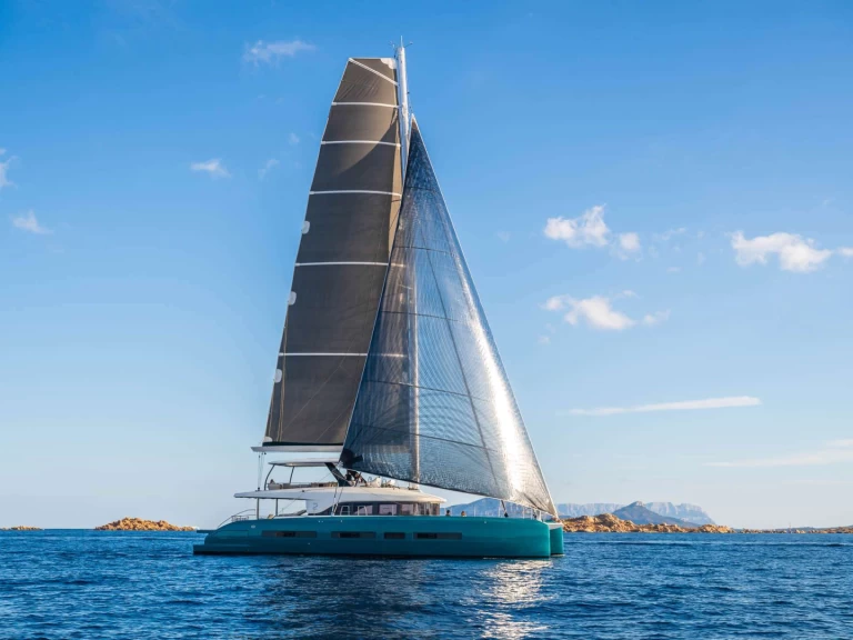 Hire Luxury Yacht Lagoon with a boat licence