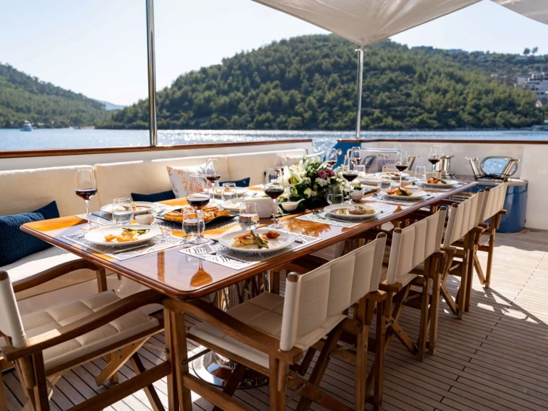 Hire Luxury Yacht Custom with a boat licence