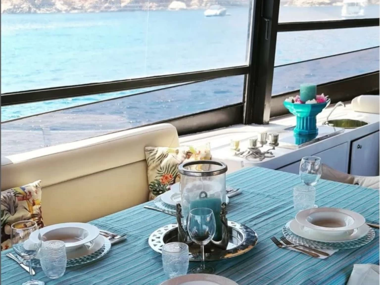 Hire Luxury Yacht Posillipo technema  with a boat licence