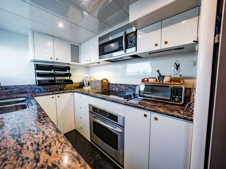 Hire Luxury Yacht Johnson with a boat licence