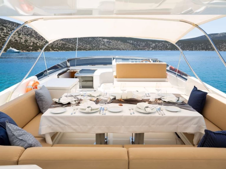Hire Luxury Yacht San Lorenzo with a boat licence