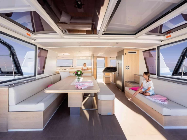 Hire Luxury Yacht Catana with a boat licence