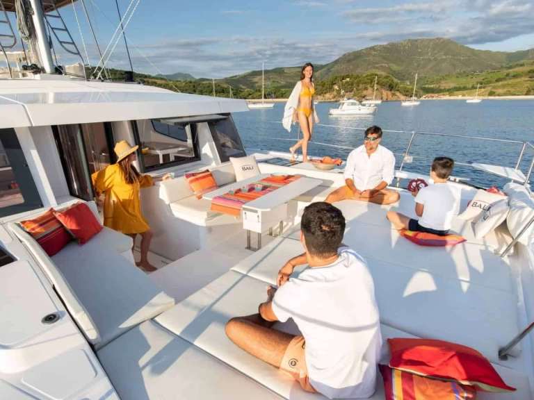 Luxury Yacht to hire Tourlos at the best price