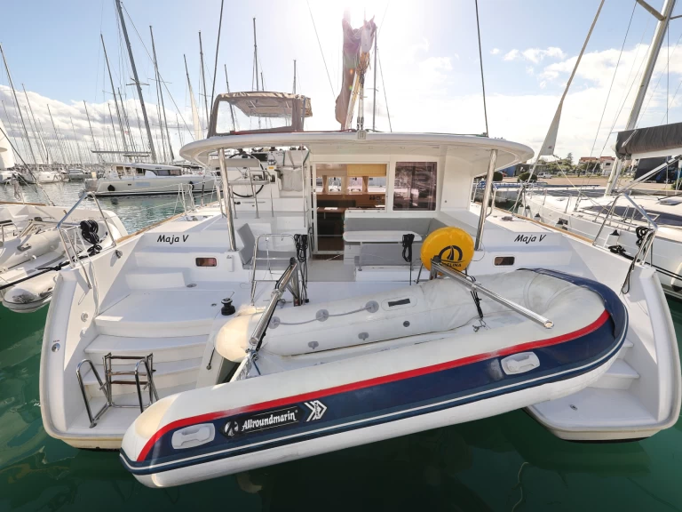 Hire Catamaran Lagoon with a boat licence