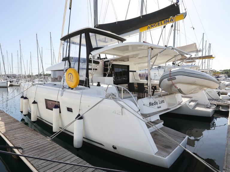 Hire Catamaran Lagoon with a boat licence