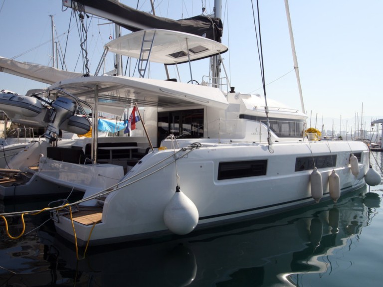 Hire Catamaran Lagoon with a boat licence